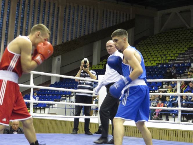 Sambata se anunta 10 finale interesante la nationalele de box pentru seniori de la Braila