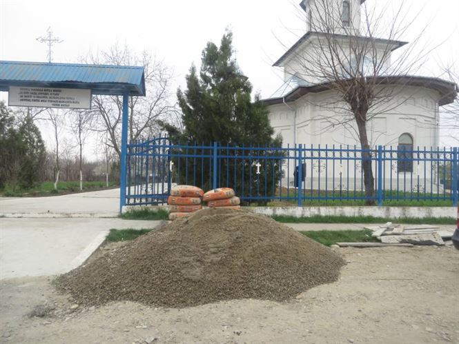 Preotul din Movila Miresii a fost inmormantat miercuri in curtea bisericii