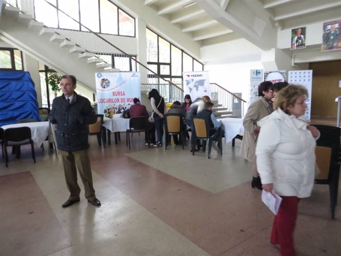 Peste 700 locuri de munca oferite de angajatori la ”Bursa locurilor de munca”
