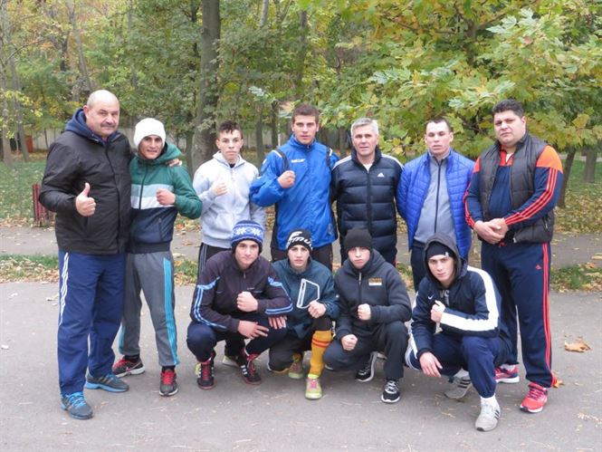 IMG_8426Sportivii lotului de tineret trimisi sa se antreneze in Gradina Publica de directorul CSM Braila
