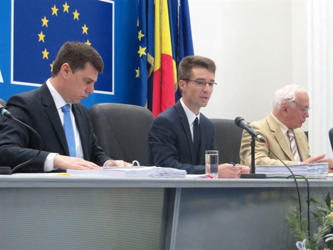 Mai mult de 80 de minute le-a trebuit consilierilor judeteni pentru a adopta ordinea de zi