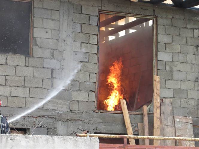 Galerie foto+video: Incendiu la doua locuinte pe strada Ecaterina Teodoroiu din Radu Negru
