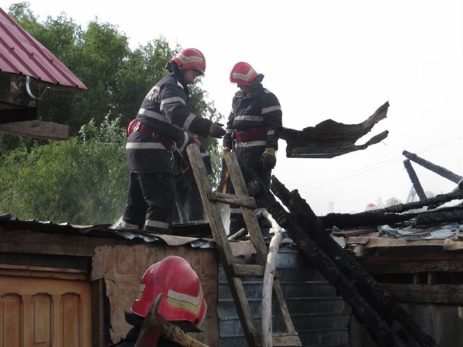 Incendiu in duminica Floriilor la doua locuinte de pe strada Industriei