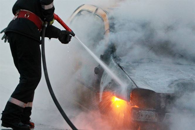Incercand sa iasa dintr-o groapa a ambalat masina pana a luat foc