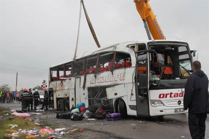 Mandat de arestare in lipsa pentru soferul autocarului rasturnat la Baldovinesti