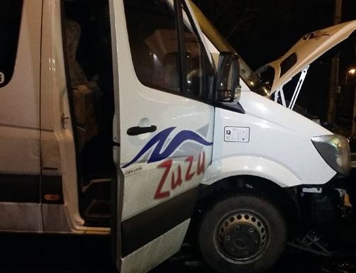 Microbuz al firmei de transport persoane Zuzu implicat intr-un accident pe DN 2 B