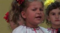 O fetita de 5 ani din Braila da lectii de patriotism multor adulti