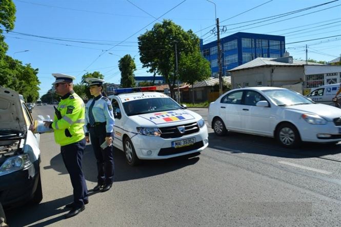 O suta de autovehicule oprite in trafic de politisti