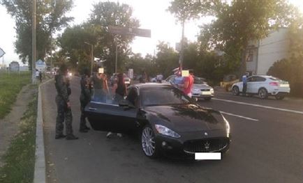 Opriti in trafic de politisti
