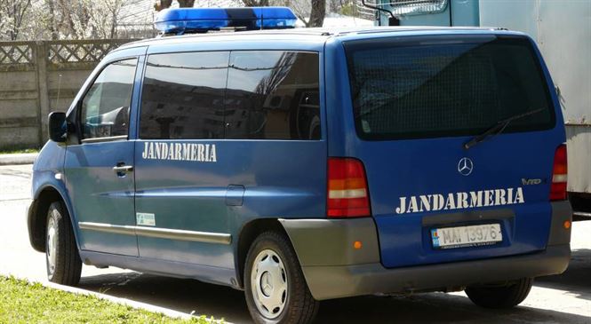 Femeie turbulenta intr-o sala de jocuri