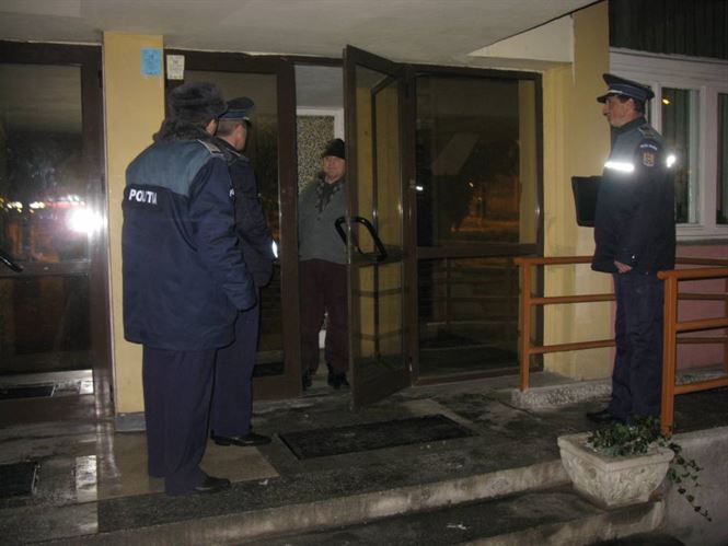 Paznicii luati la verificat de politisti
