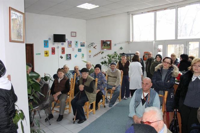 Pensionarii din doua camine de batrani au primit cadouri de Mos Nicolae