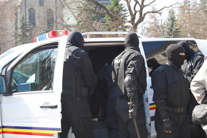 Perchezitii la traficanti de arme