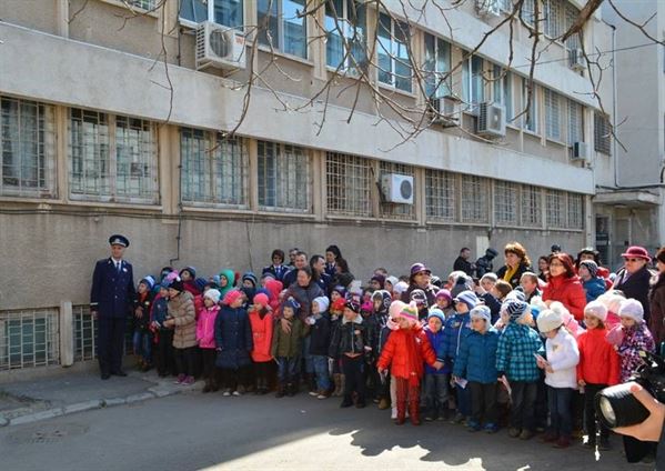 Peste 200 de elevi in curtea IPJ Braila