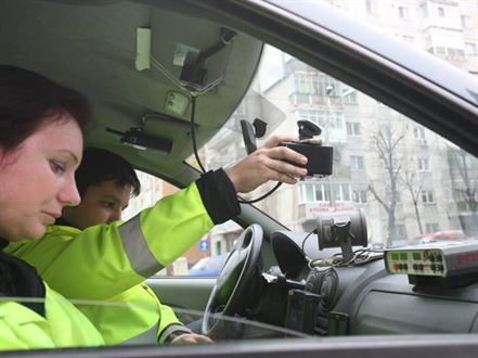 Peste 400 de contraventii rutiere constatate de politisti in week-end