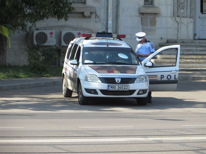 Politistii au ridicat luni noua permise de conducere