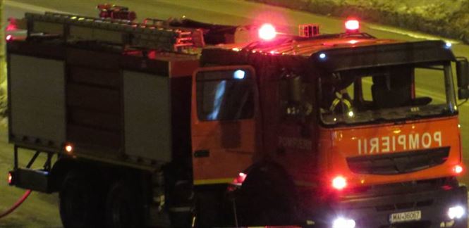Pompierii braileni au intervenit miercuri pentru stingerea a doua incendii