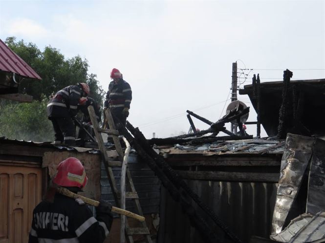 Pompierii braileni au intervenit pentru stingerea a 8 incendii in perioada 31 decembrie - 2 ianuarie