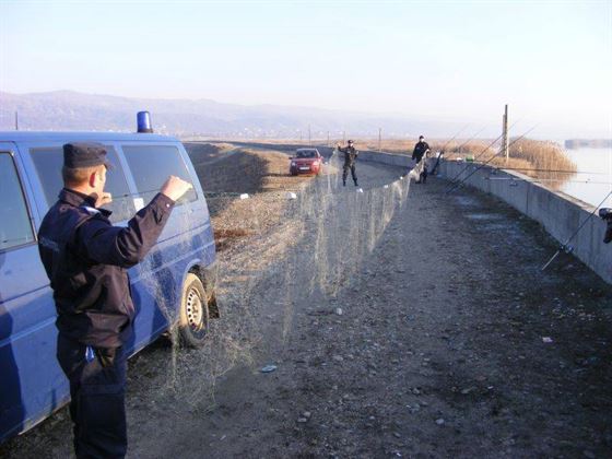 Prins de jandarmi in timp ce pescuia ilegal