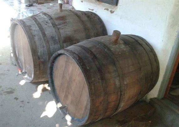 S-a aprovizionat cu vin si tuica dintr-o gospodarie nelocuita