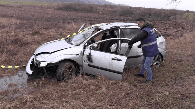 S-a rasturnat cu masina din cauza vitezei excesive intr-o curba