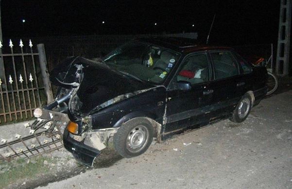 S-a urcat baut la volan si a intrat cu masina in gard