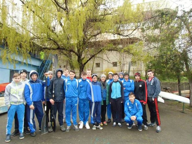 Sectia de kaiak-canoe de la CSM Braila in fata elevilor din Chiscani si Tichilesti