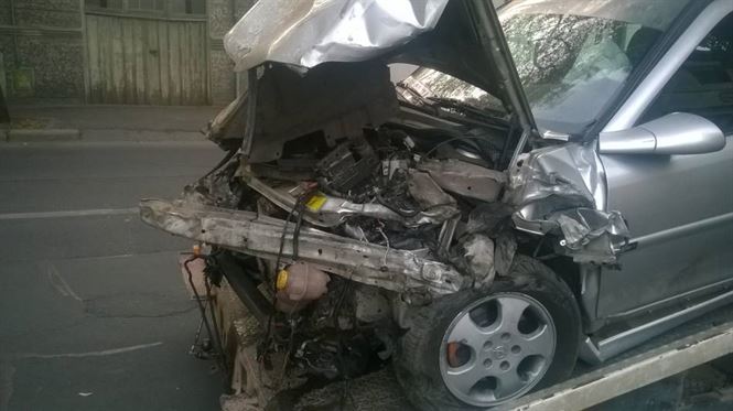 Sofer baut, a intrat cu masina intr-un stalp de electricitate