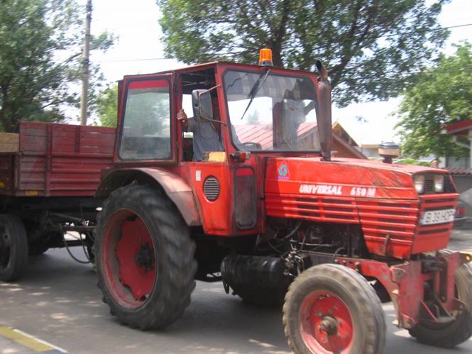 Sofer pe tractor baut si fara permis, a avariat un autoturism parcat