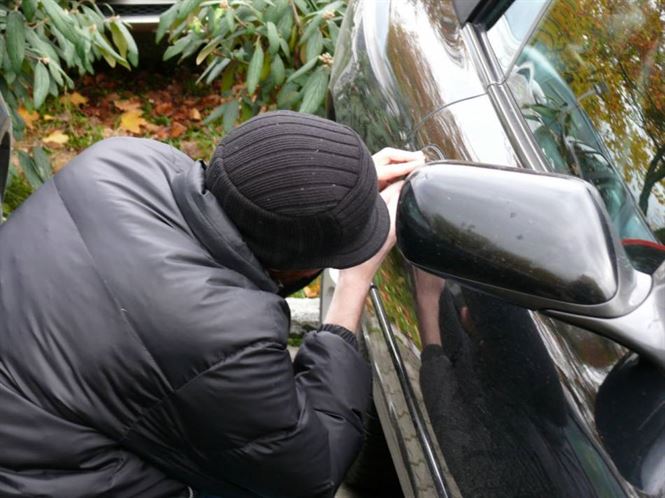 Suspecti retinuti pentru furt din autoturisme