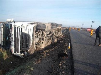 Incercand sa evite un autoturism care i-a taiat calea, s-a rasturnat cu TIR-ul in sant