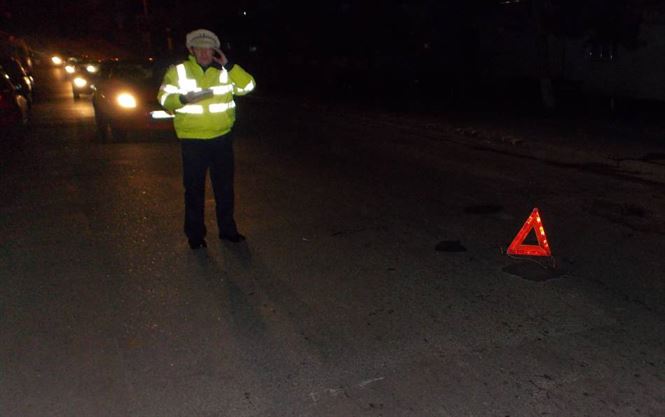 Tanar baut, lovit de o masina pe partea carosabila a DE 584