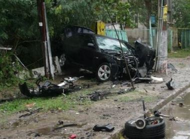 Tanar de 18 ani, baut si fara permis, a intrat cu masina parintilor intr-un stalp