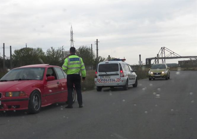 Tanara de 18 ani, fara permis la plimbare cu masina prin localitatea Chiscani