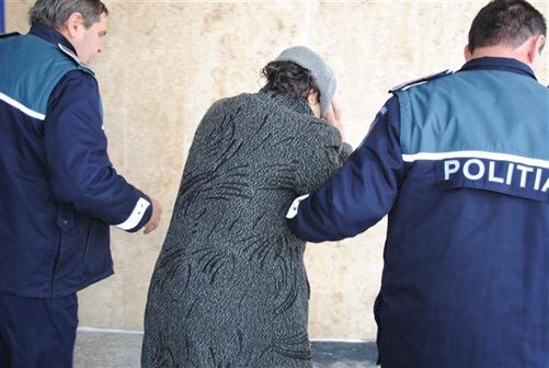 Tanara de 27 de ani suspectata de furtul a 150 de euro dintr-o locuinta