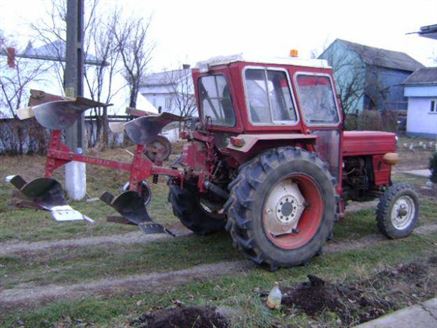 Tractorist fara permis a acrosat un autobuz