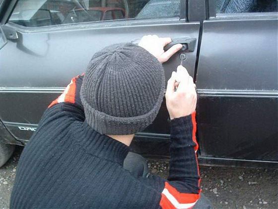 Trei tineri cercetati pentru mai multe furturi din autoturisme