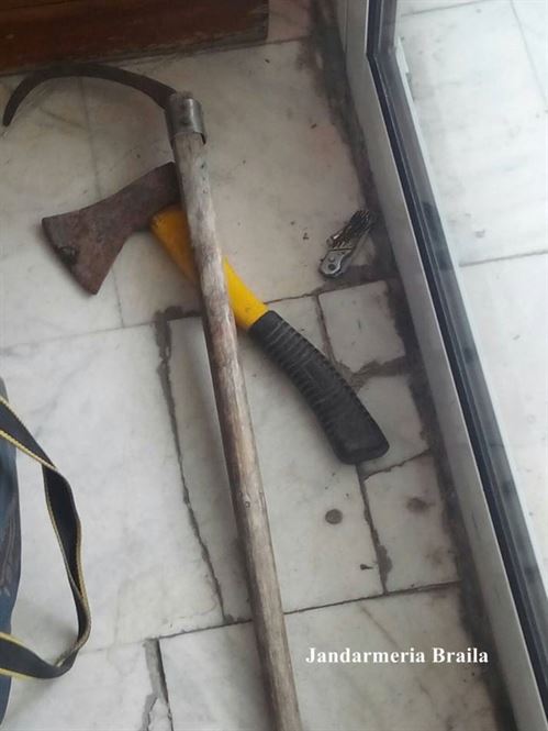 Un barbat de 73 de ani a incercat sa intre in Tribunal cu arme albe