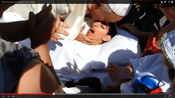 Un brailean l-a oprit pe Papa Francisc pentru a binecuvanta o tanara
