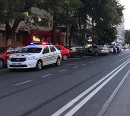Un minor de 16 ani a intrat cu masina intr-un refugiu de tramvai si a avariat o alta masina