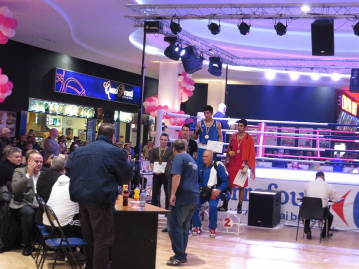 Un singur pugilist roman mai spera la medalii