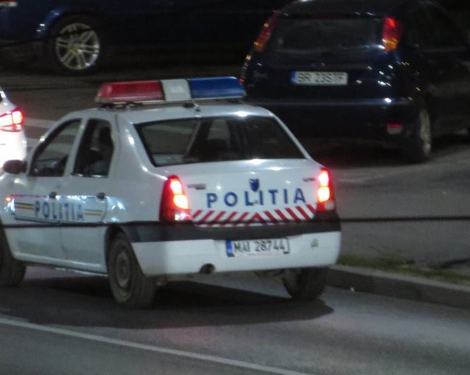 Un sofer baut a lovit o masina aflata in parcare