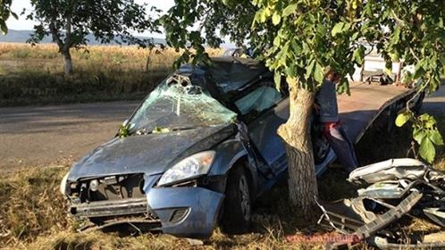 Un tanar de 19 ani din Gropeni a intrat frontal cu masina intr-un copac