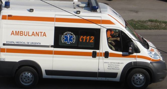Un taxi cu doi pasageri la bord implicat intr-un accident rutier