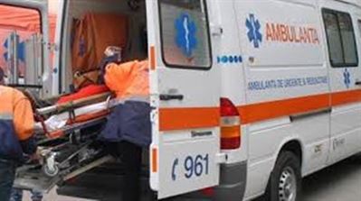 Un microbus a izbit in plin o motocicleta