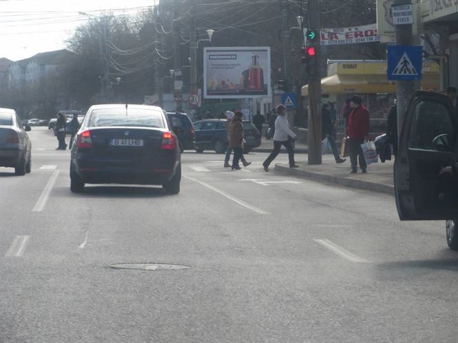 A trecut pe rosu si a intrat intr-un microbuz