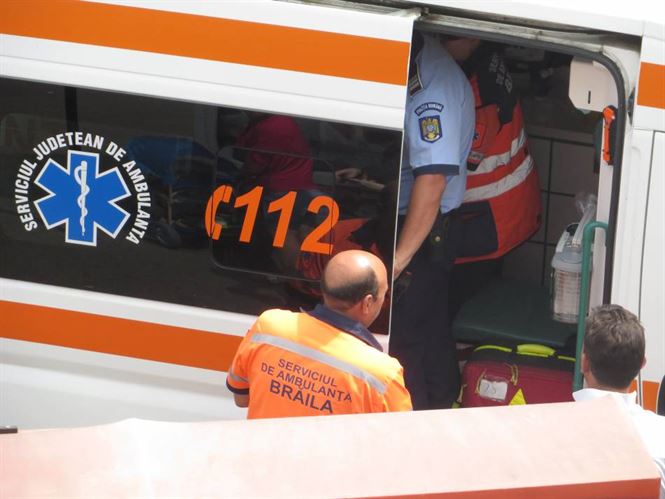 Pasager ranit dupa ce autobuzul in care se afla s-a rasturnat