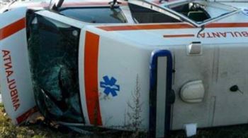 Ambulanta rasturnata intr-un accident pe strada Rosiorilor