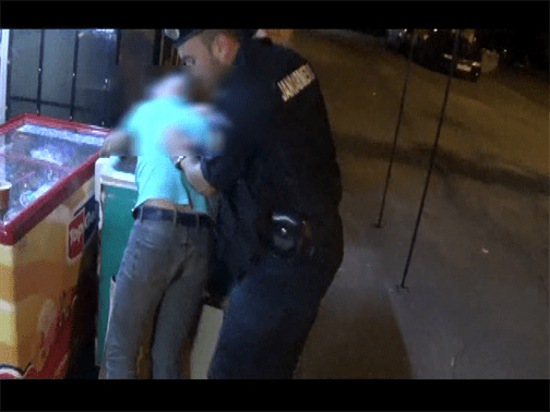 Video: Depistat de jandarmi cu un cutit in fata unui chiosc