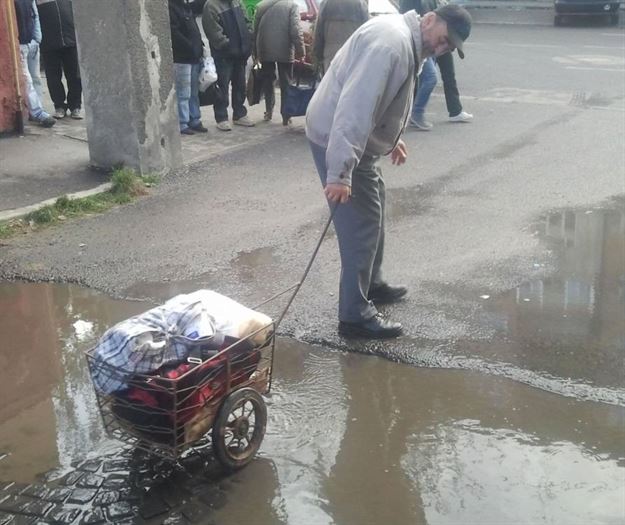 A intrat in bar sa se cinsteasca si a ramas fara carucior